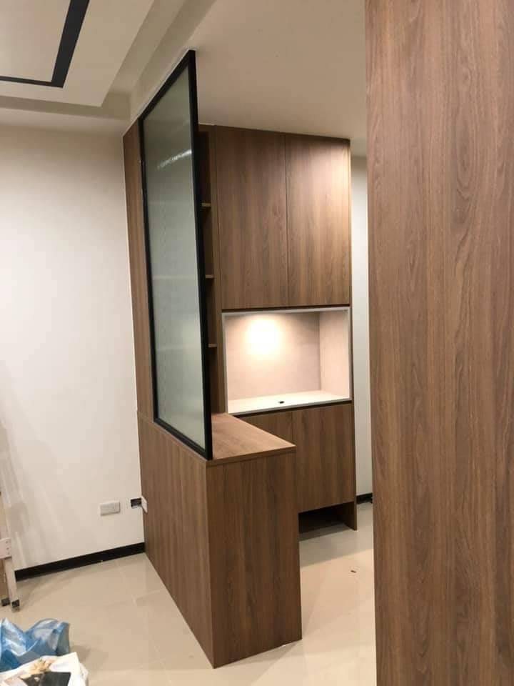 胡桃玄關屏風，霧面玻璃區隔內外